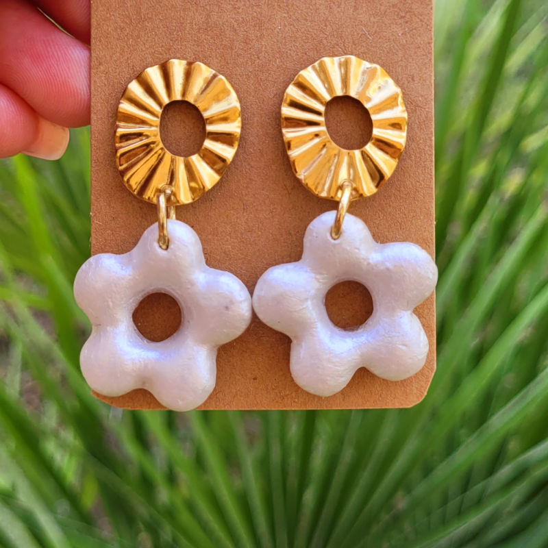 Boucles d'oreilles clou ovale strié doré et fleur nacrée blanche