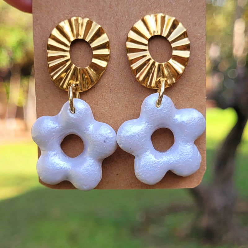 Boucles d'oreilles clou ovale strié doré et fleur nacrée blanche