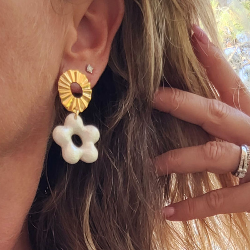 Boucles d'oreilles clou ovale strié doré et fleur nacrée blanche