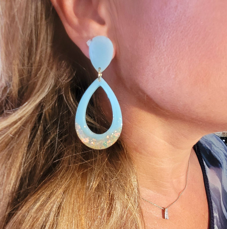 Boucles d'oreilles Sophia Bleu pastel paillette dorée holographique