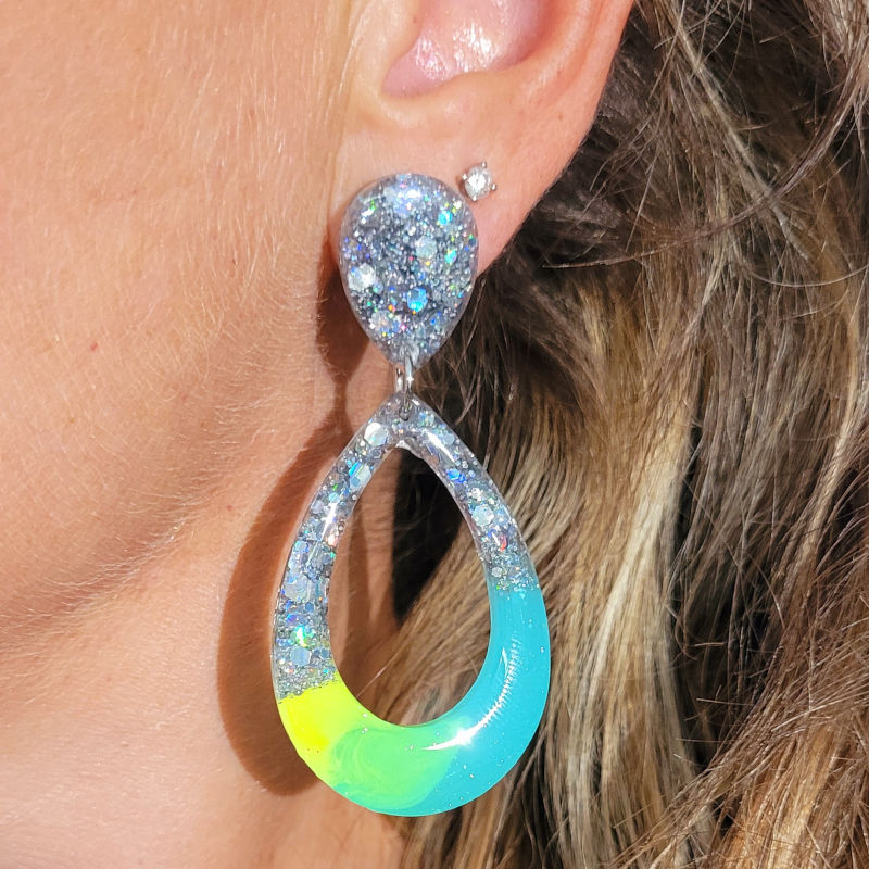Boucles d'oreilles Sophia Fluo bleu vert jaune paillette argentée holographique