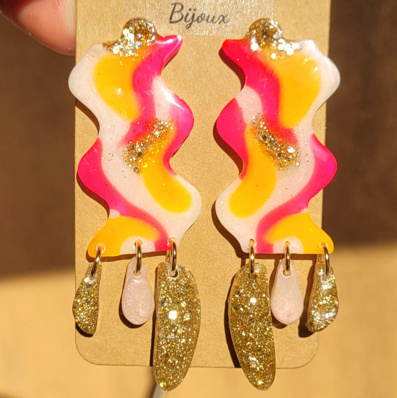 Boucles d'oreilles Zoé fluo rose orange blanc paillette dorée