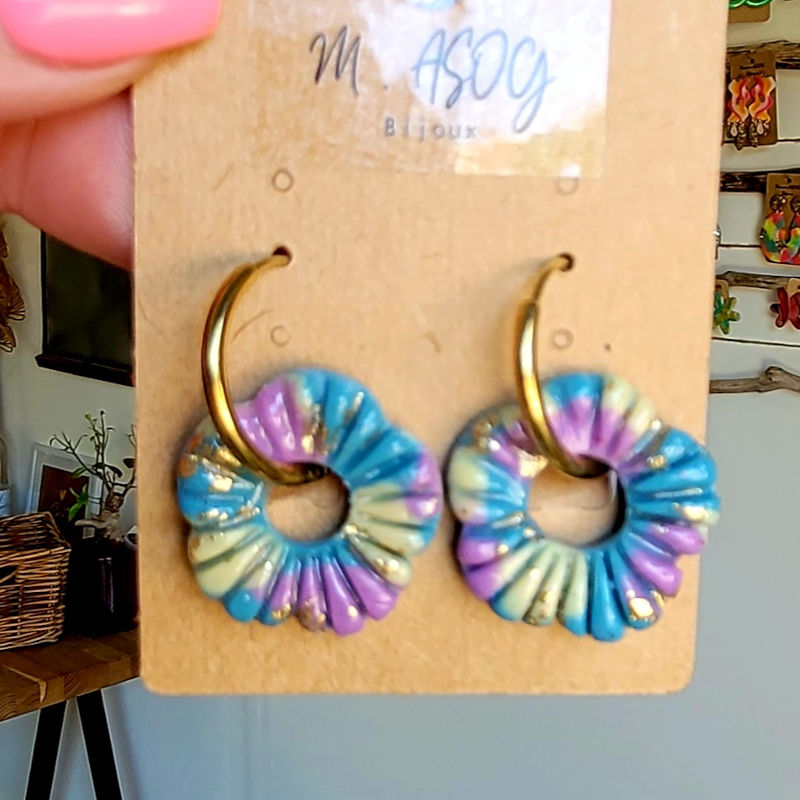 Boucles d'oreilles créole dorée et pampille Fleur striée bleu mauve jaune pâle et doré