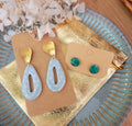 Box Kdo 2 boucles d'oreilles : puce pastille marbré bleu et vert + goutte bleu clair à pois blanc