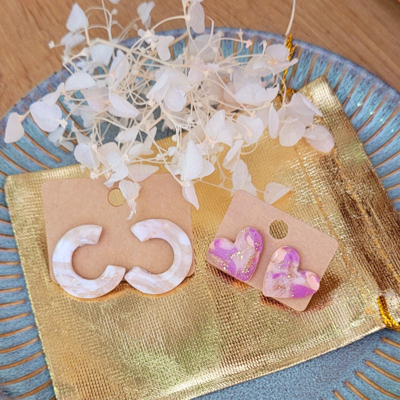 Box Kdo : boucles d'oreilles puce arc marbré blanc beige doré + puce mini coeur marbré prune rose beige doré