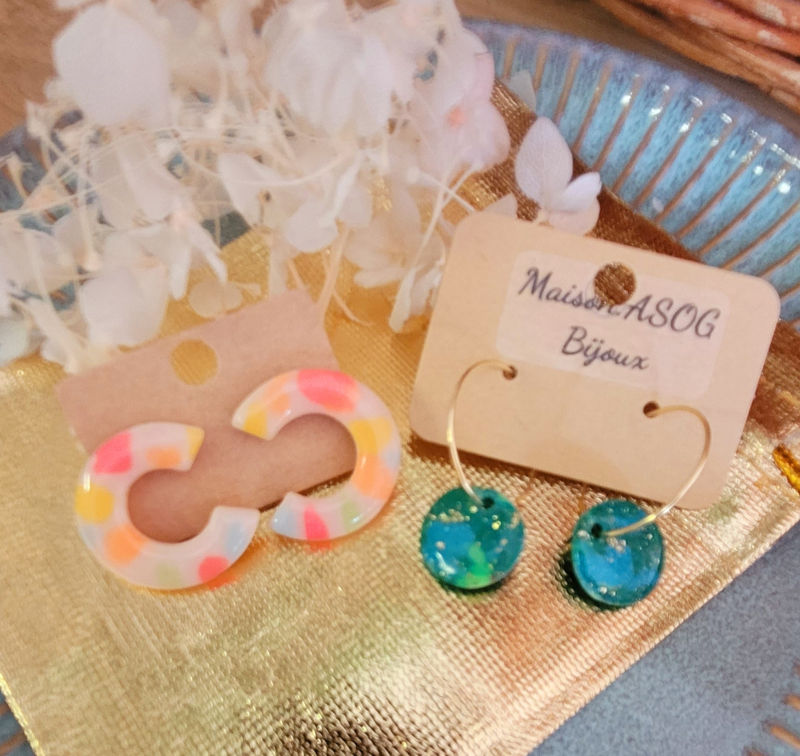 Box Kdo : boucles d'oreilles puce arc marbré multicolore + mini créole dorée avec pastille marbrée bleu roi vert doré