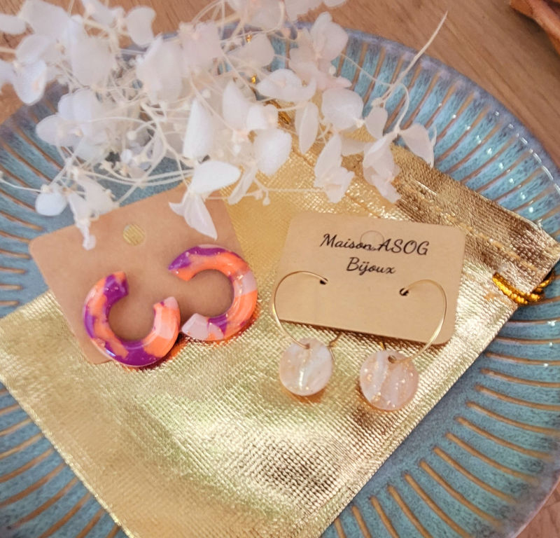 Box Kdo : boucles d'oreilles puce arc marbrée prune orange beige + mini créole dorée avec pastille marbrée beige blanc doré