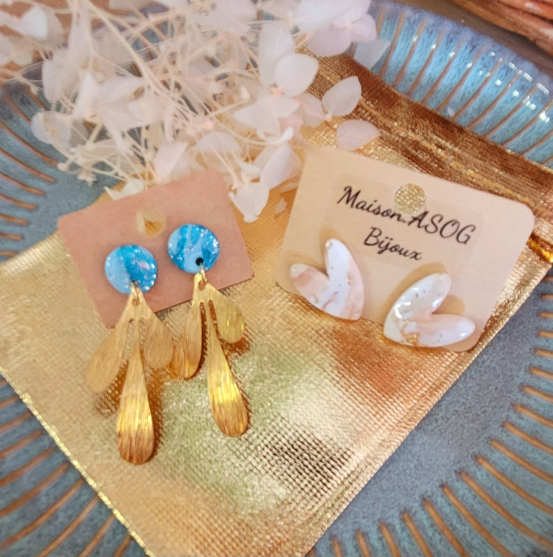 Box Kdo : boucles d'oreilles puce pastille marbrée bleu et feuille acier or + puce mini Love marbrée beige blanc doré