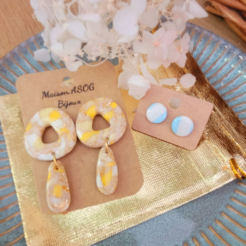 Box Kdo : boucles d'oreilles puce donut's pampille marbrée jaune orange blanc beige + puce pastille rayée bleu et blanc