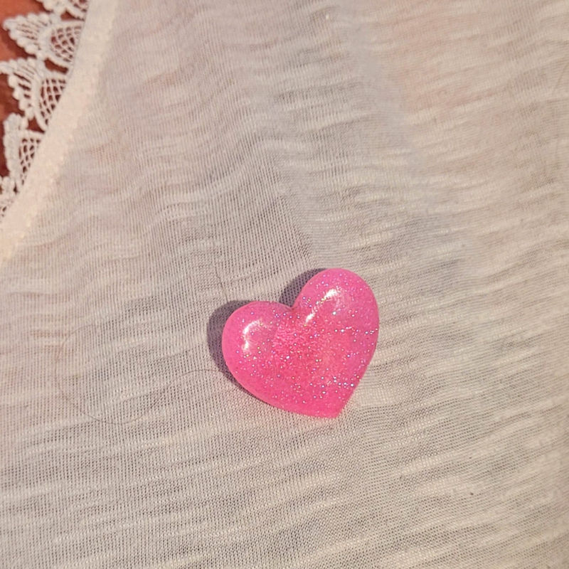 Broche Anna Coeur rose bonbon pailleté