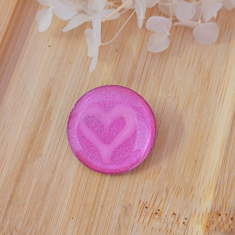 Broche support acier argenté rond rose bonbon pailleté et coeur blanc