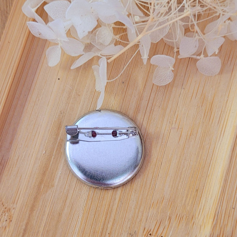 Broche support acier argenté rond rose bonbon pailleté et coeur blanc