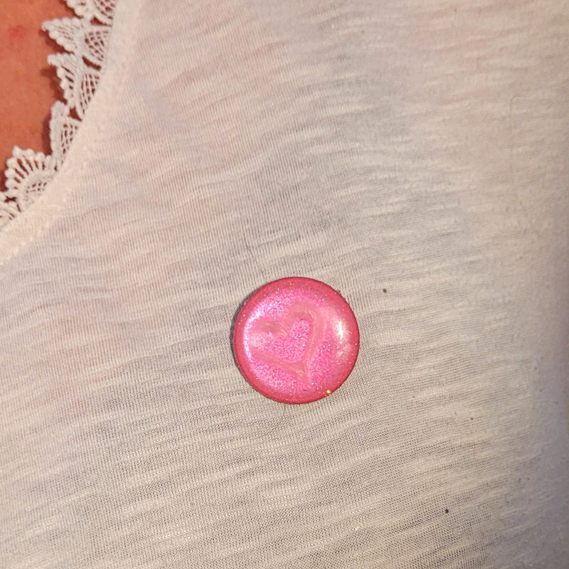 Broche support acier argenté rond rose bonbon pailleté et coeur blanc