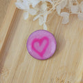 Broche support acier argenté rond rose bonbon pailleté et coeur rose fushia