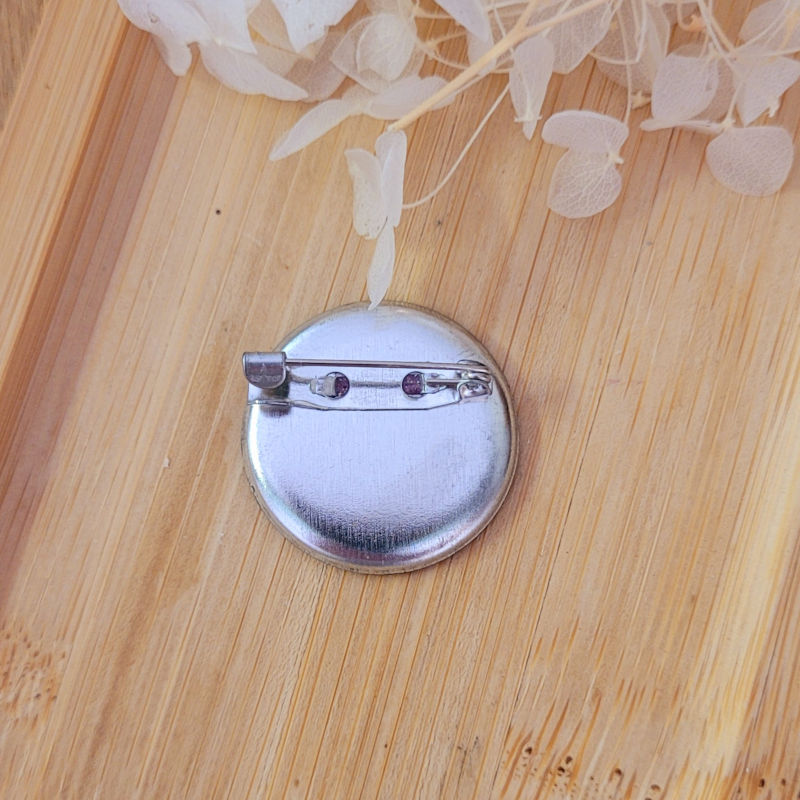 Broche support acier argenté rond rose bonbon pailleté et coeur rose fushia