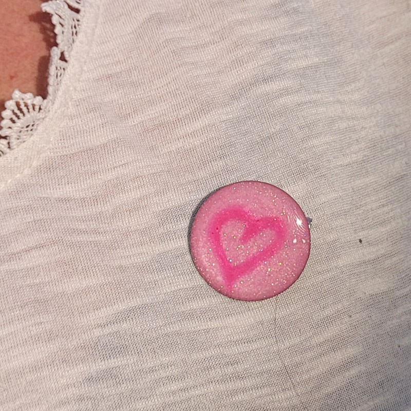 Broche support acier argenté rond rose bonbon pailleté et coeur rose fushia