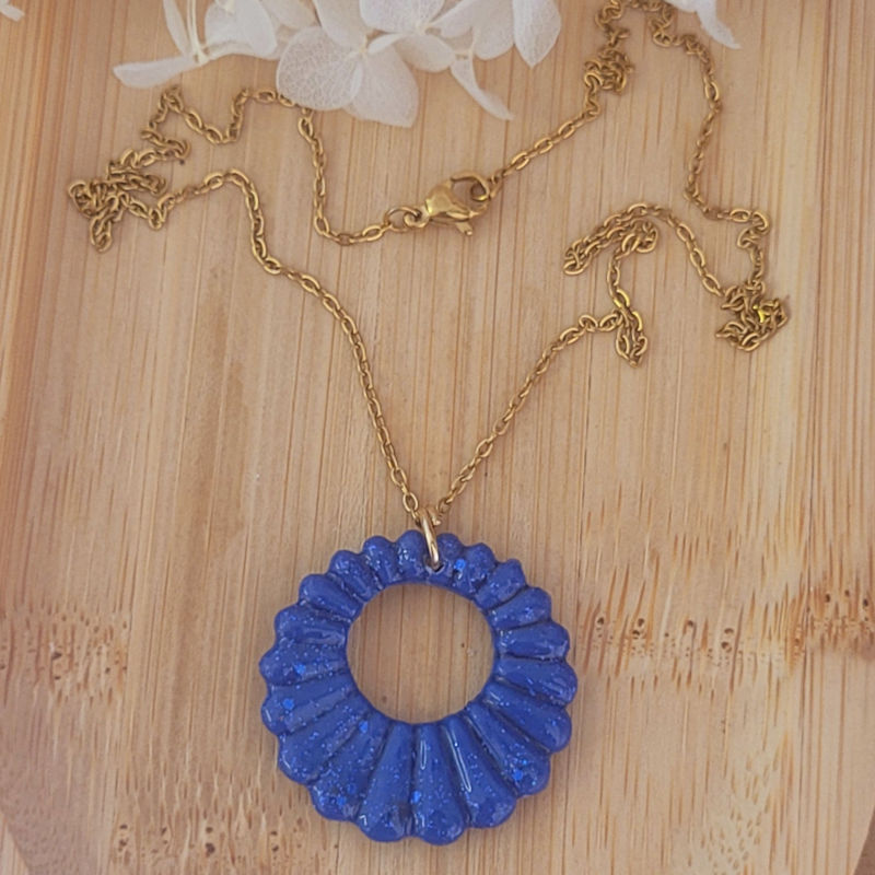 Collier chaîne dorée Camille bleu marine pailletée