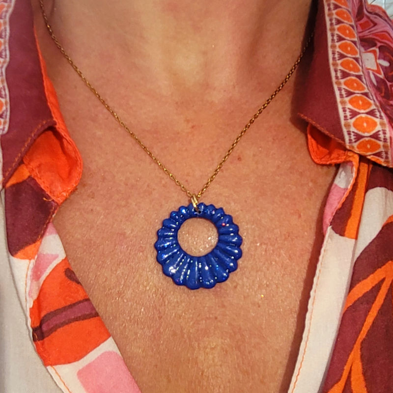 Collier chaîne dorée Camille bleu marine pailletée