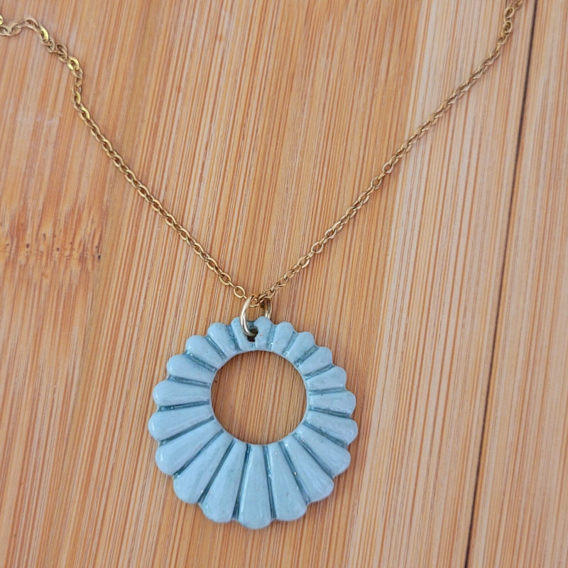 Collier chaîne dorée Camille vert sauge irisé