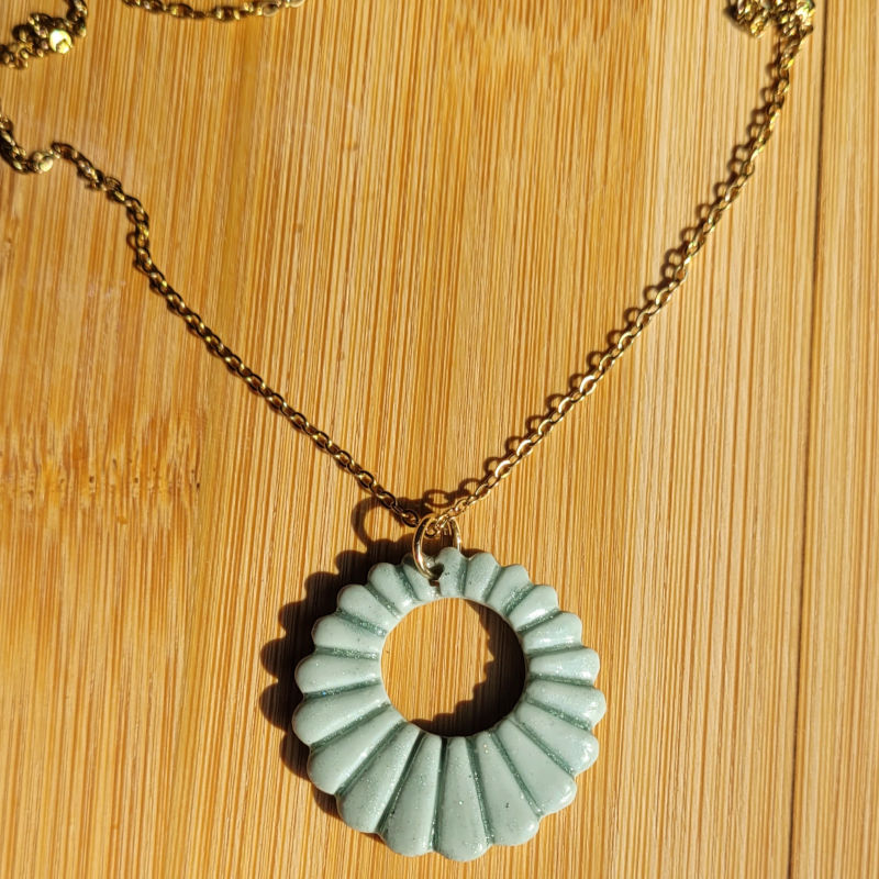 Collier chaîne dorée Camille vert sauge irisé