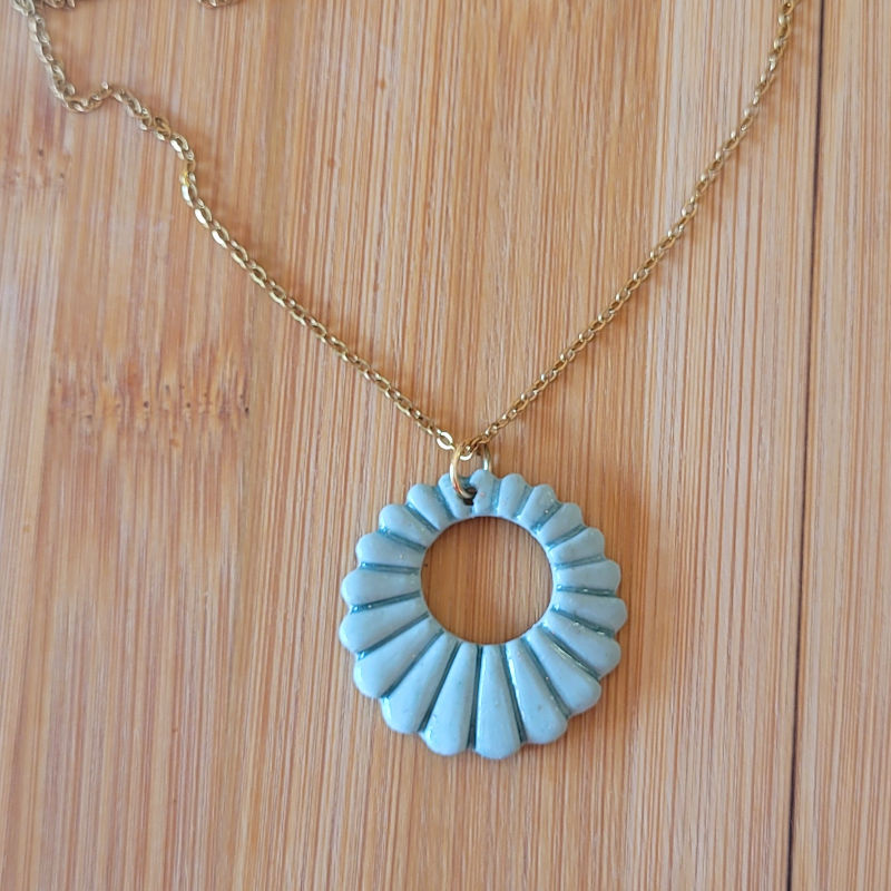 Collier chaîne dorée Camille vert sauge irisé