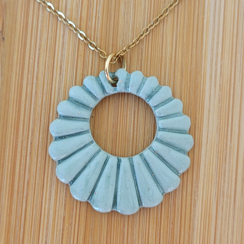 Collier chaîne dorée Camille vert sauge irisé