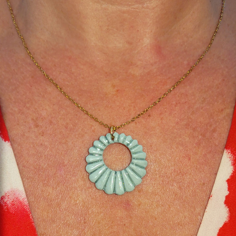 Collier chaîne dorée Camille vert sauge irisé