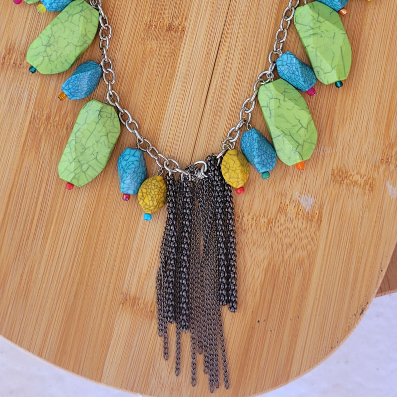 Collier chaîne argentée à gros maillon et assortiment de perles acryliques bleu vert jaune et pampille chaîne texturée noire