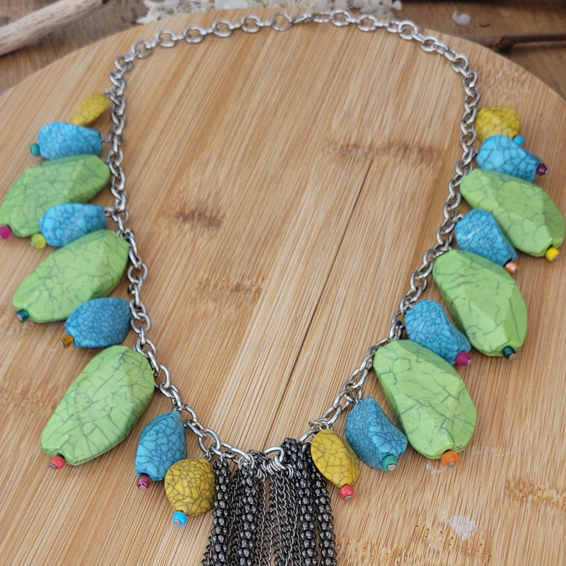Collier chaîne argentée à gros maillon et assortiment de perles acryliques bleu vert jaune et pampille chaîne texturée noire
