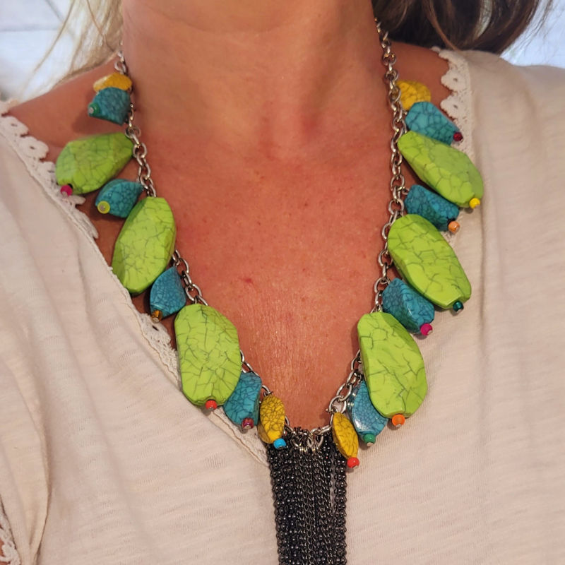 Collier chaîne argentée à gros maillon et assortiment de perles acryliques bleu vert jaune et pampille chaîne texturée noire