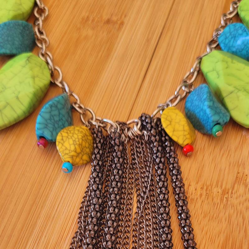 Collier chaîne argentée à gros maillon et assortiment de perles acryliques bleu vert jaune et pampille chaîne texturée noire