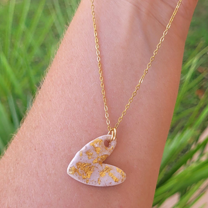 Collier chaîne dorée Love beige avec éclat de feuille d'or