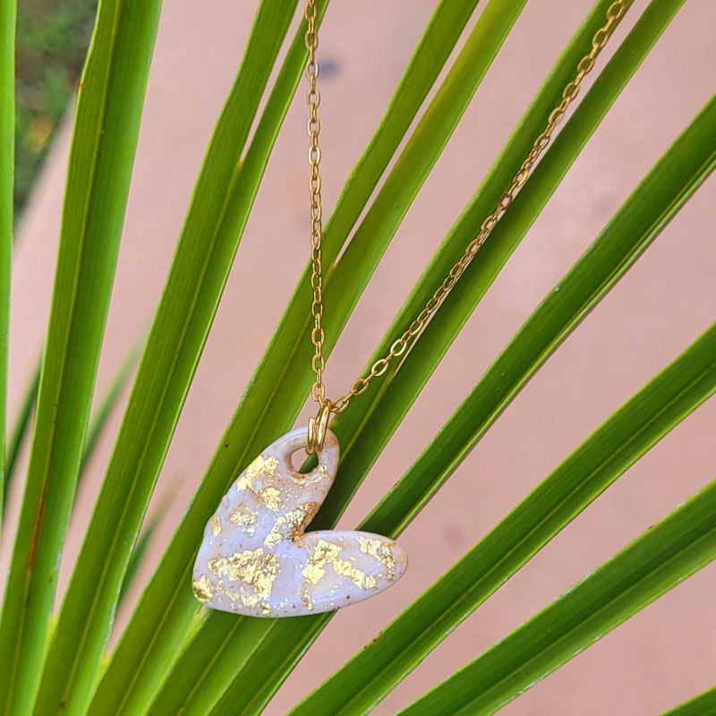 Collier chaîne dorée Love beige avec éclat de feuille d'or
