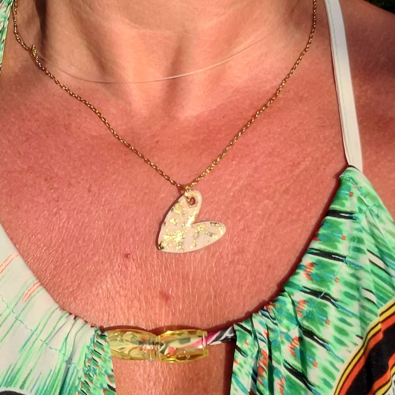 Collier chaîne dorée Love beige avec éclat de feuille d'or