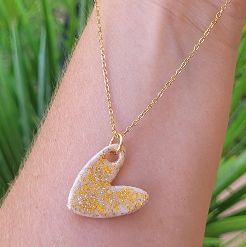 Collier chaîne dorée Love beige pailleté doré