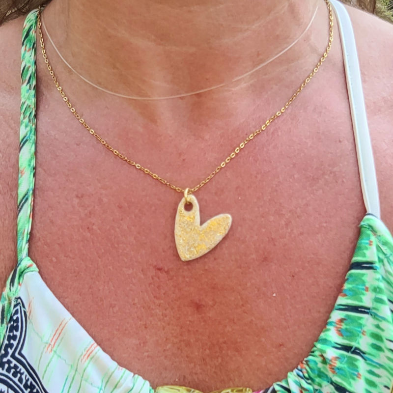 Collier chaîne dorée Love beige pailleté doré