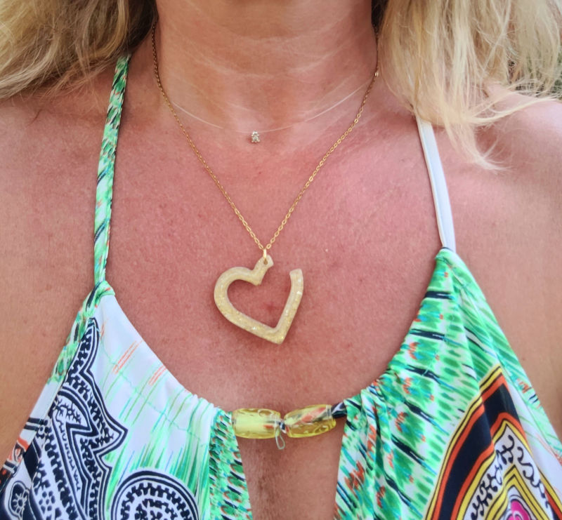 Collier chaîne dorée Coeur ouvert nacré et pailleté doré