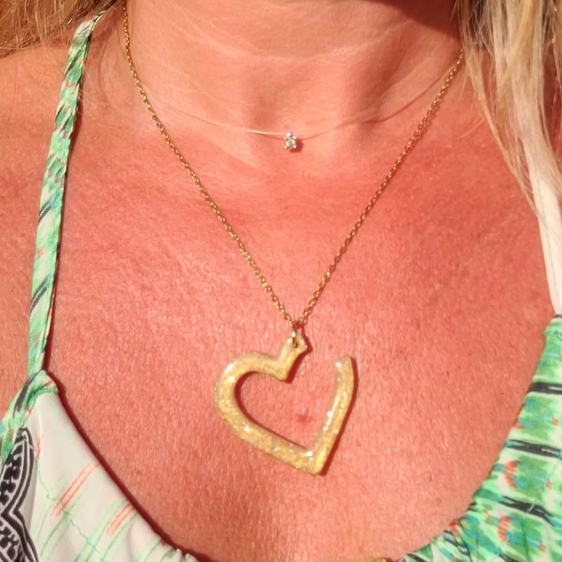 Collier chaîne dorée Coeur ouvert nacré et pailleté doré
