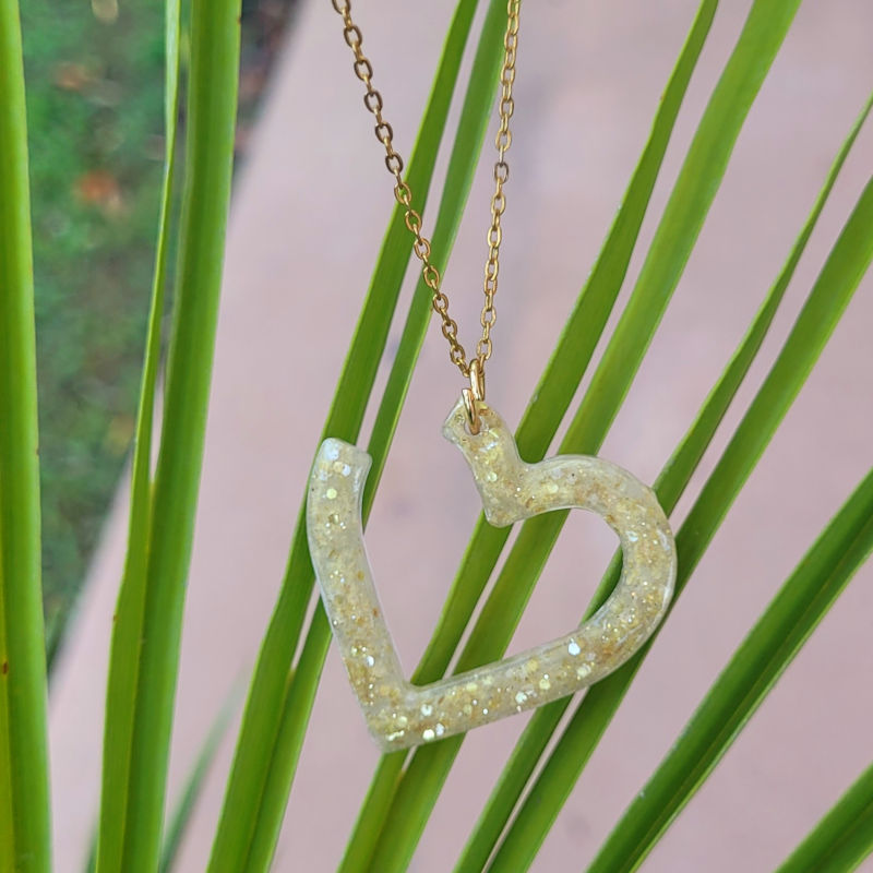 Collier chaîne dorée Coeur ouvert nacré et pailleté doré