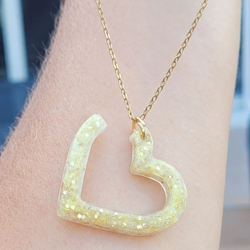Collier chaîne dorée Coeur ouvert nacré et pailleté doré