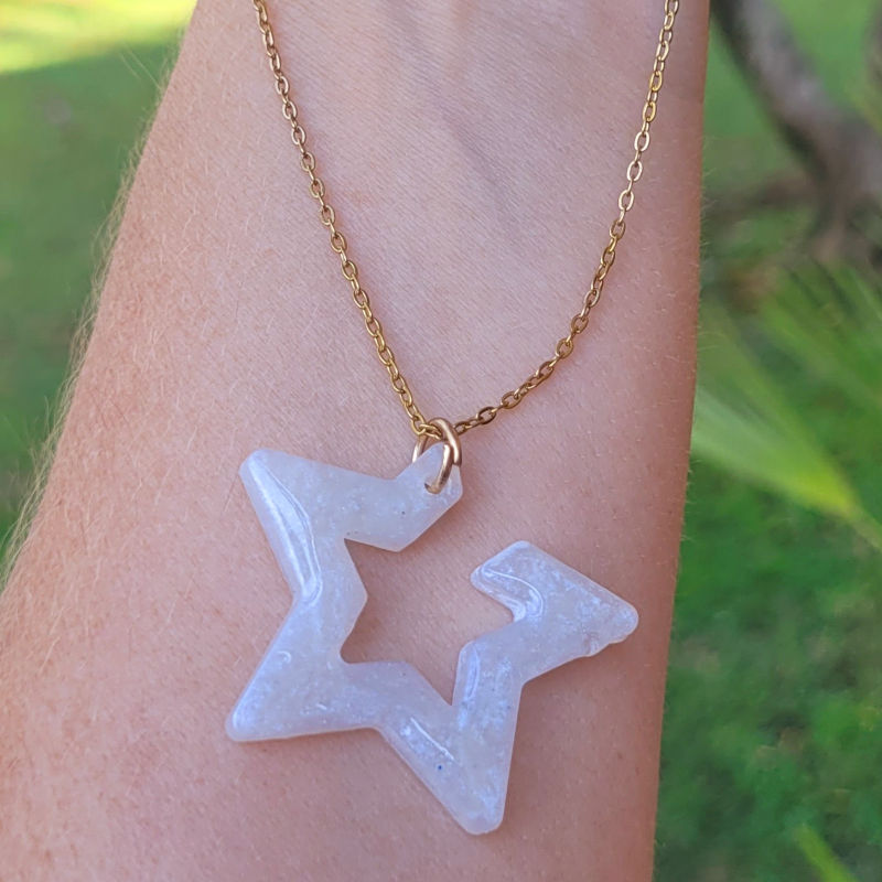 Collier chaîne dorée Etoile ouverte blanc nacré