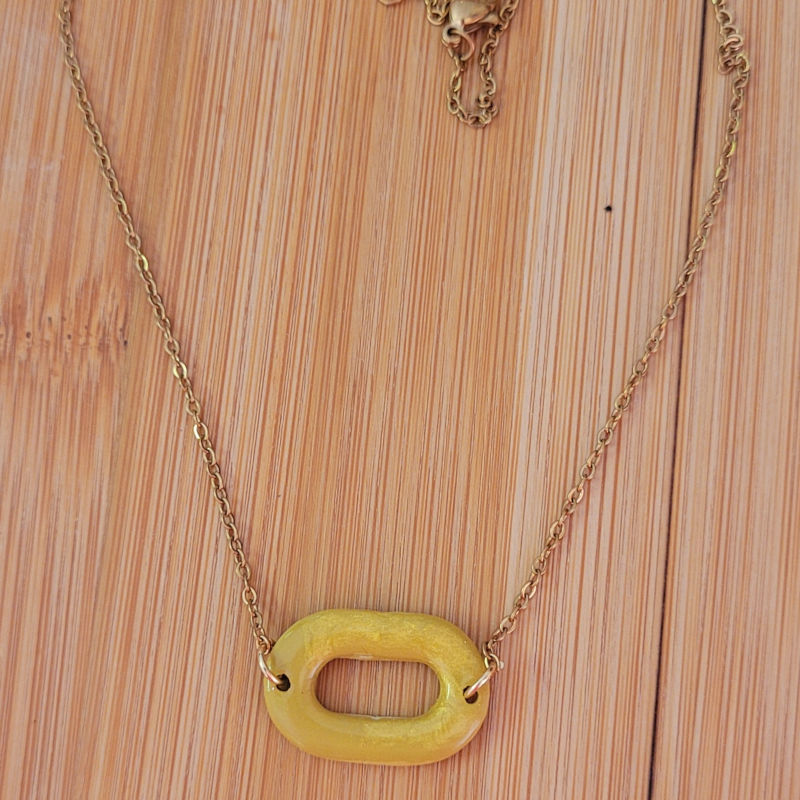 Collier chaîne dorée Mia vert anis irisé