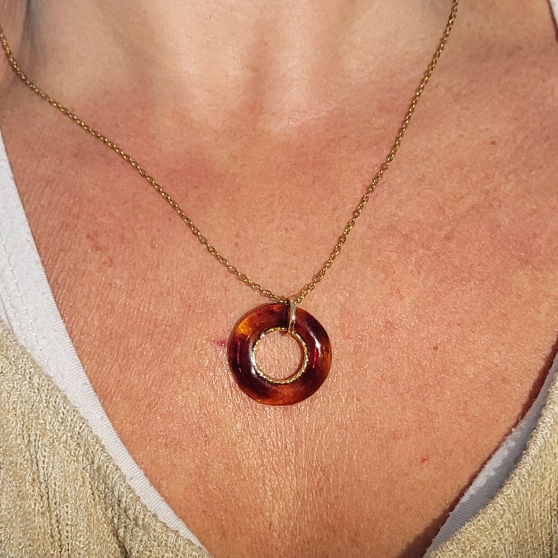 Collier chaîne dorée pampille Anora tortoise marron caramel