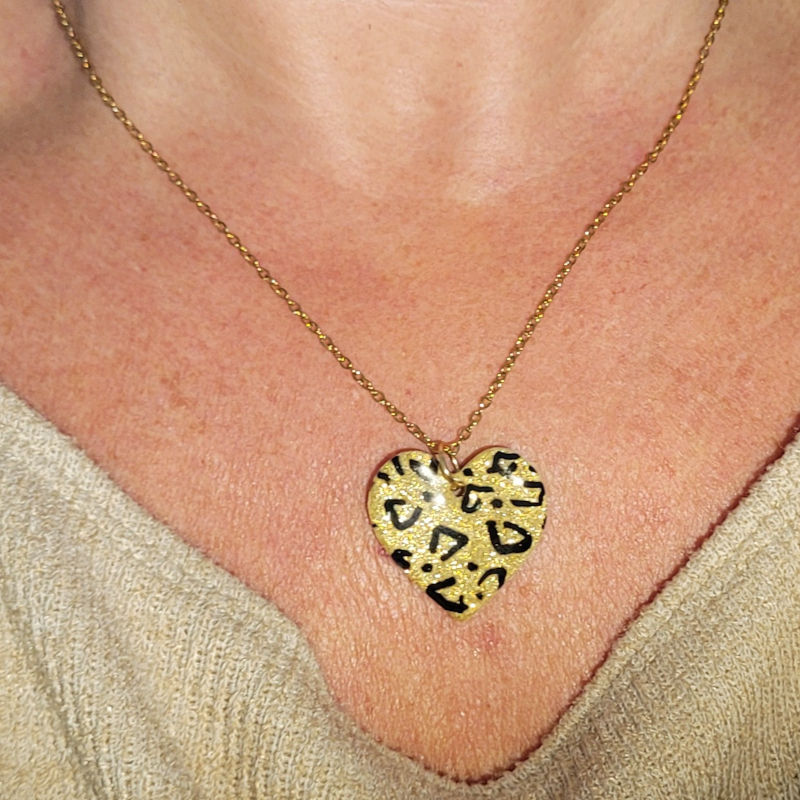 Collier chaîne dorée pampille Coeur léopard doré et noir