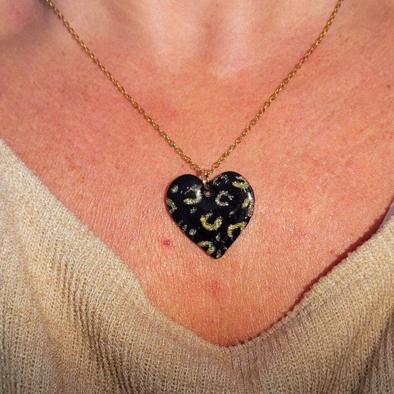 Collier chaîne dorée pampille Coeur léopard noir et doré