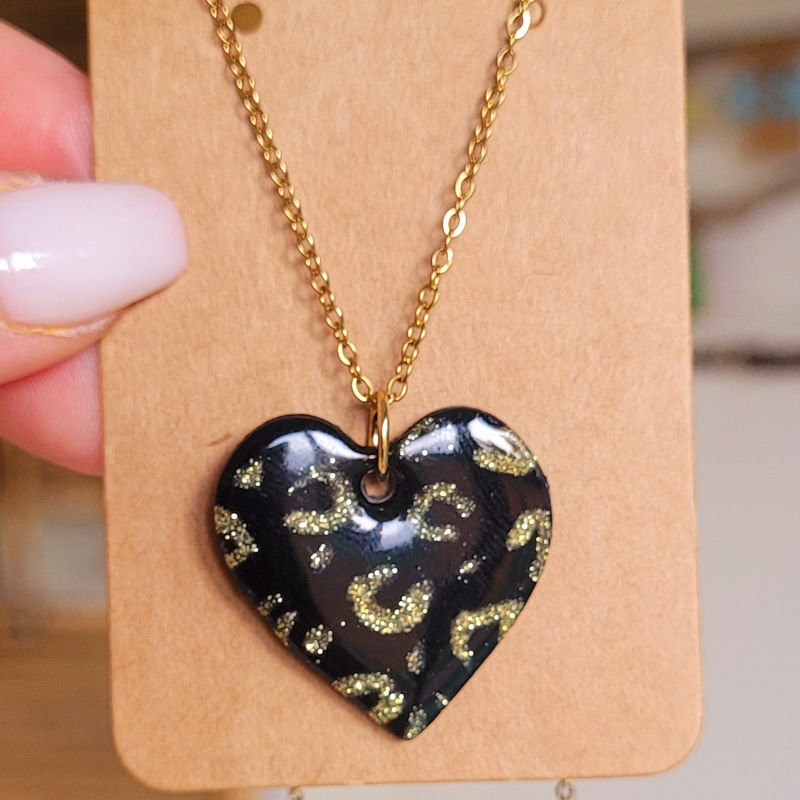 Collier chaîne dorée pampille Coeur léopard noir et doré
