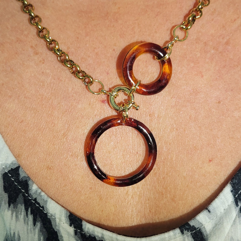 collier chaîne maillon dorée Anora et pampille anneau tortoise marron caramel