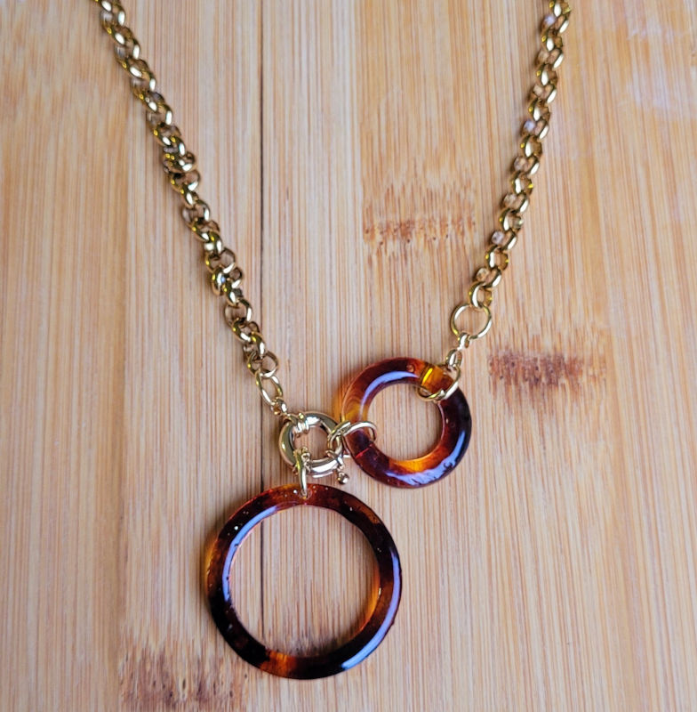 collier chaîne maillon dorée Anora et pampille anneau tortoise marron caramel