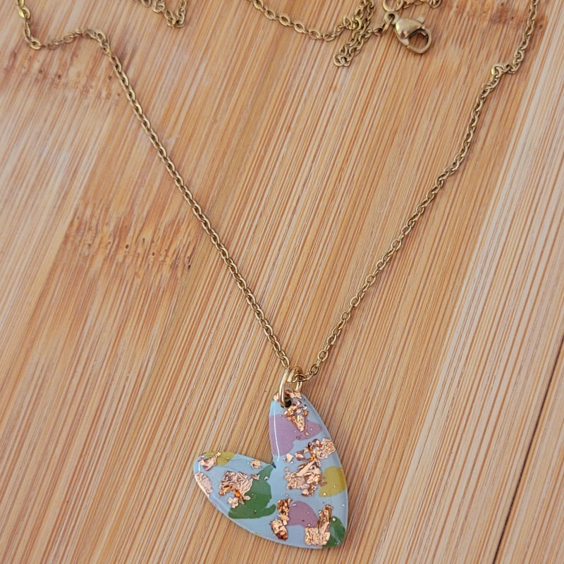 Collier Love chaine dorée vert sauge tachetée rose vert anis rosé cuivré