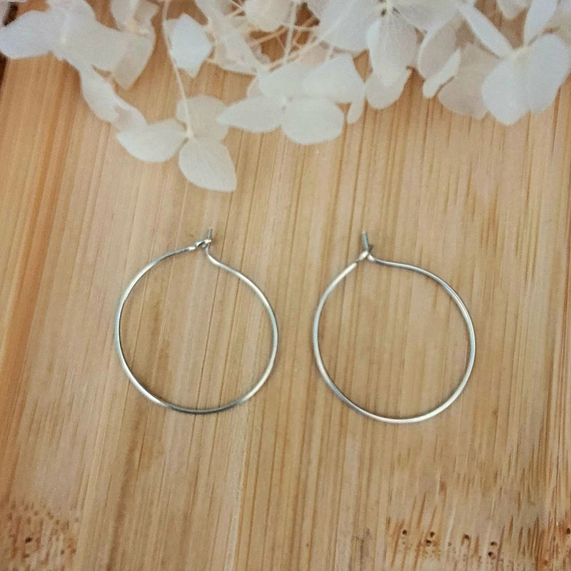 Boucles d'oreilles créole fine argentée et pampille Coeur blanche à pois noir